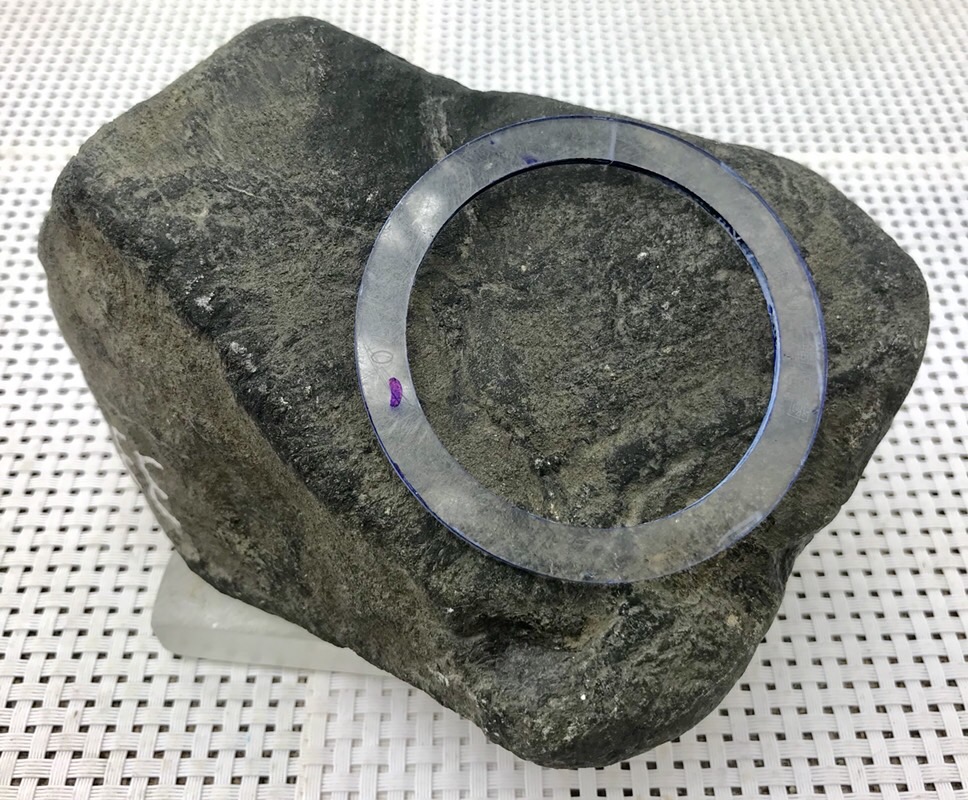 收藏推荐1.9公斤莫湾基开窗满色阳绿手镯料皮壳完整紧致品相好