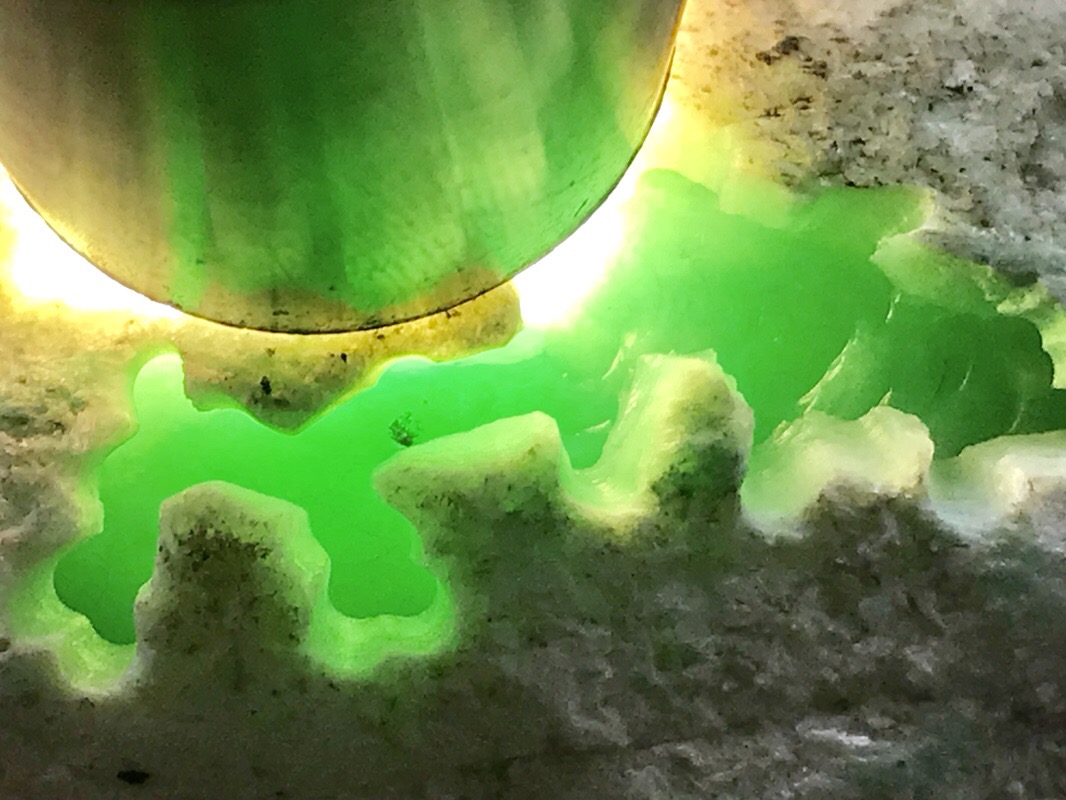 6.4公斤莫西沙开窗手镯色料品相好皮壳完整重量压手打灯通透几