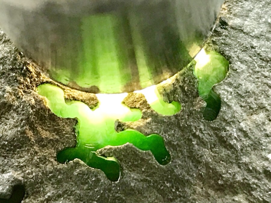 3.3公斤莫西沙开窗手镯色料翻沙均匀细腻皮壳完整紧致品相好几