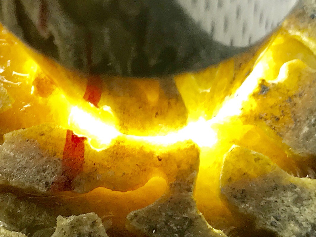 2.6公斤南齐开窗黄翡手镯料品相好一面大面积开窗满黄翡表现色