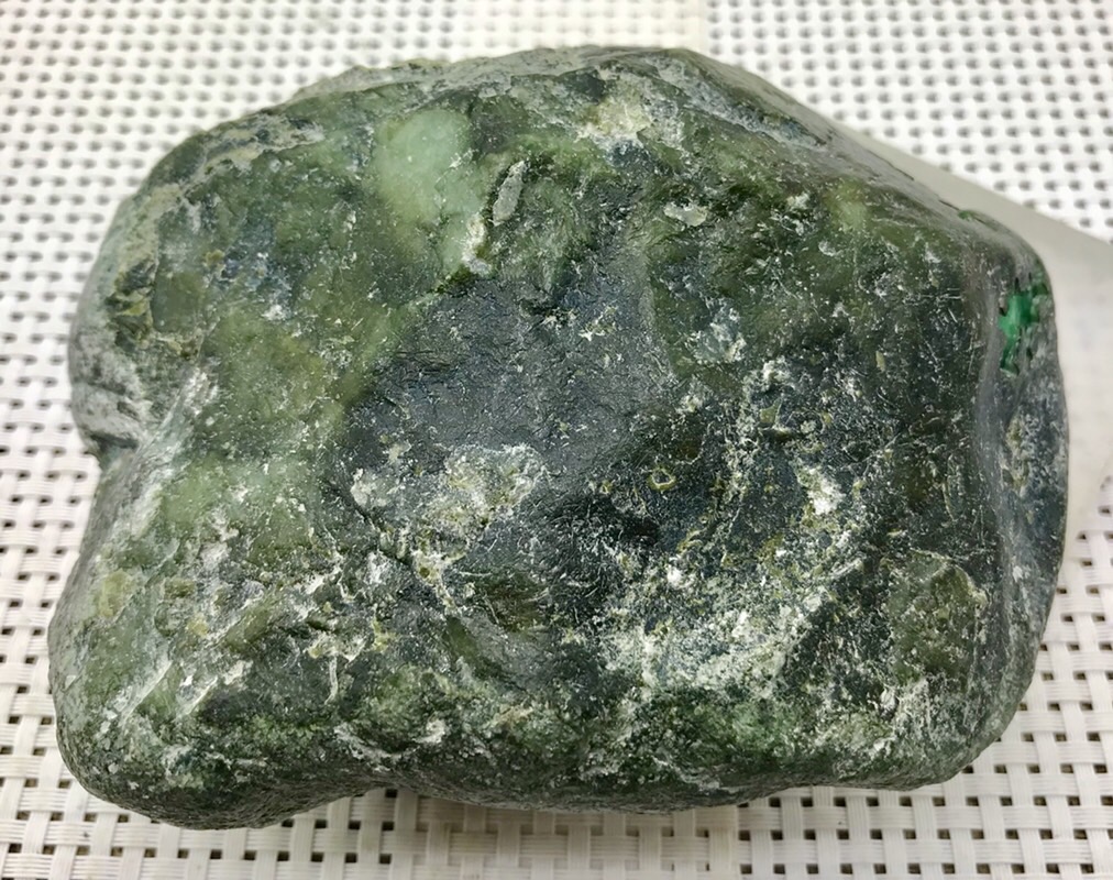 2.7公斤莫西沙开窗阳绿手镯料品相十分完美皮壳完整几乎无裂开