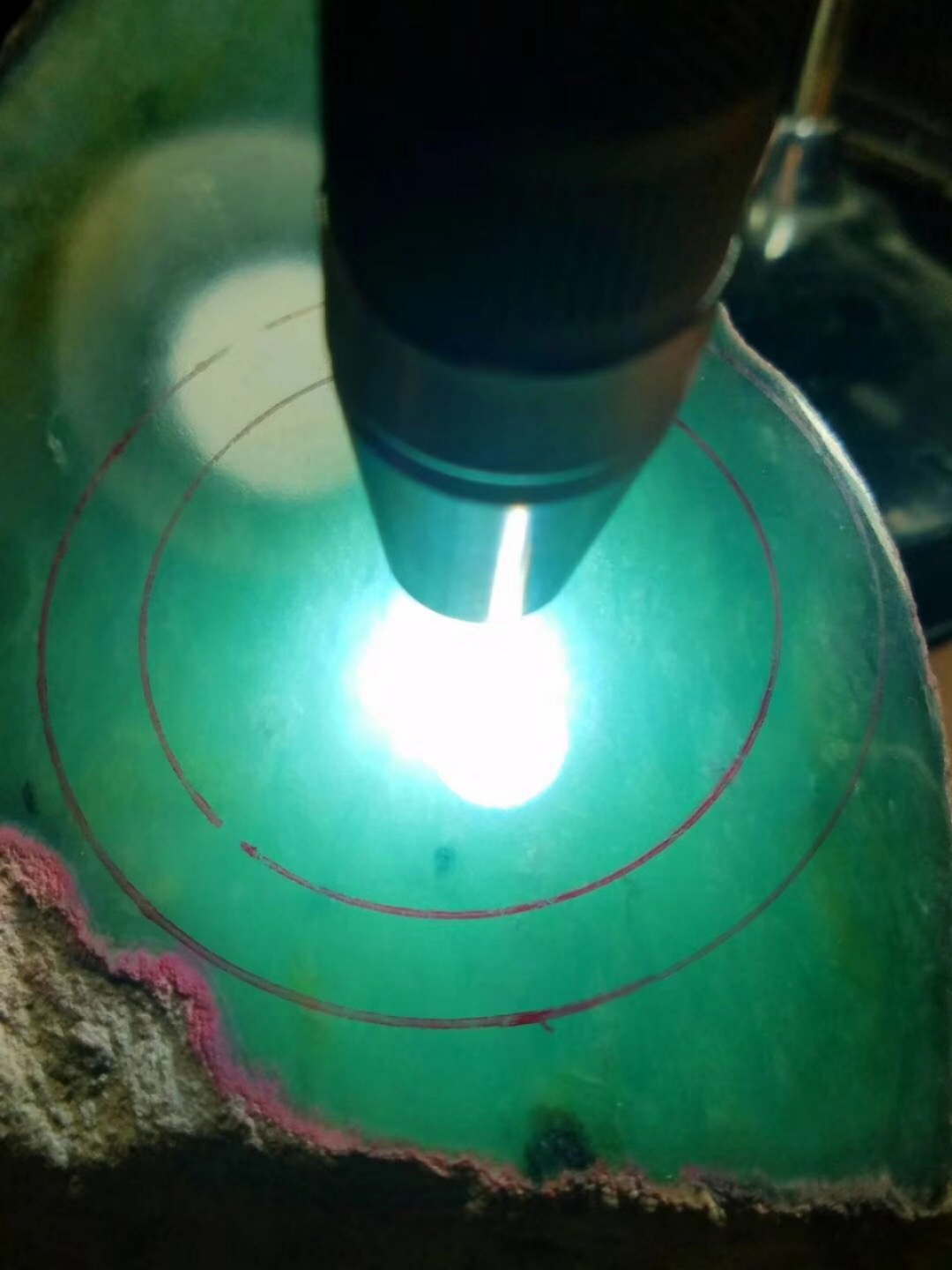 老坑莫西沙冰种手镯料3.85公斤自然光下玉质发黑冰种绿晴水飘