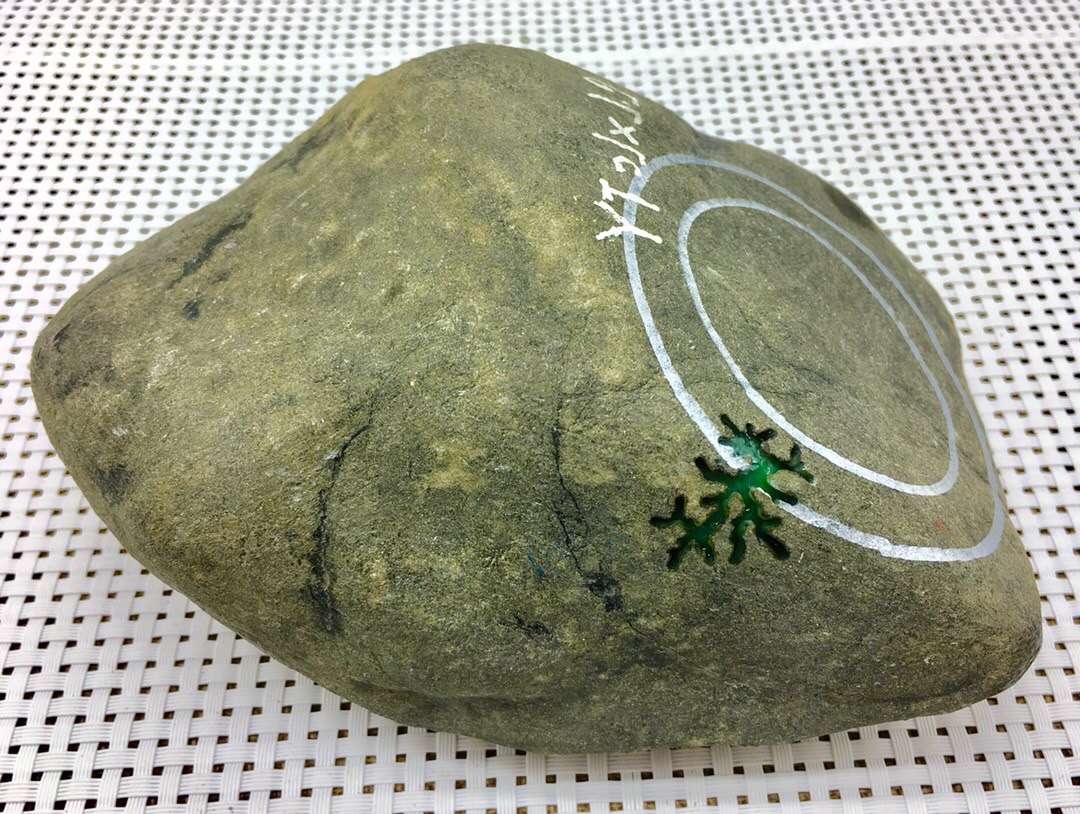 性价比推荐2.35公斤南齐老坑开窗满色手镯料品相十分完美皮壳