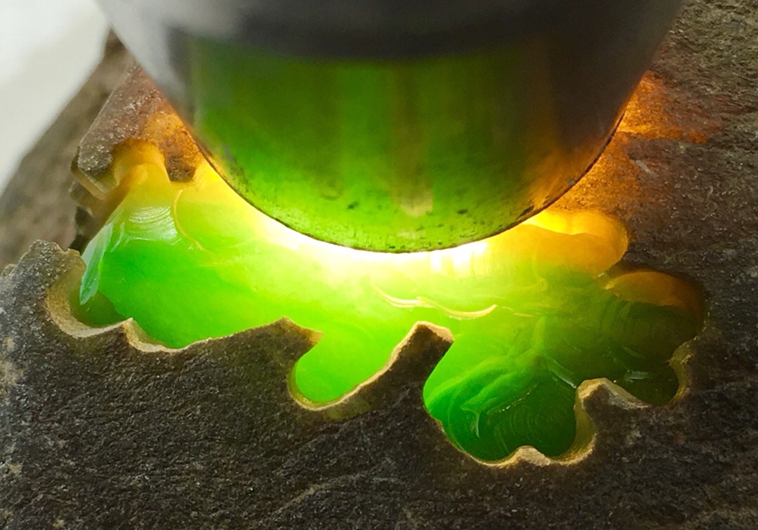 戒面料推荐1.6公斤莫西沙开窗冰阳绿色料沿色带开窗满色冰阳绿