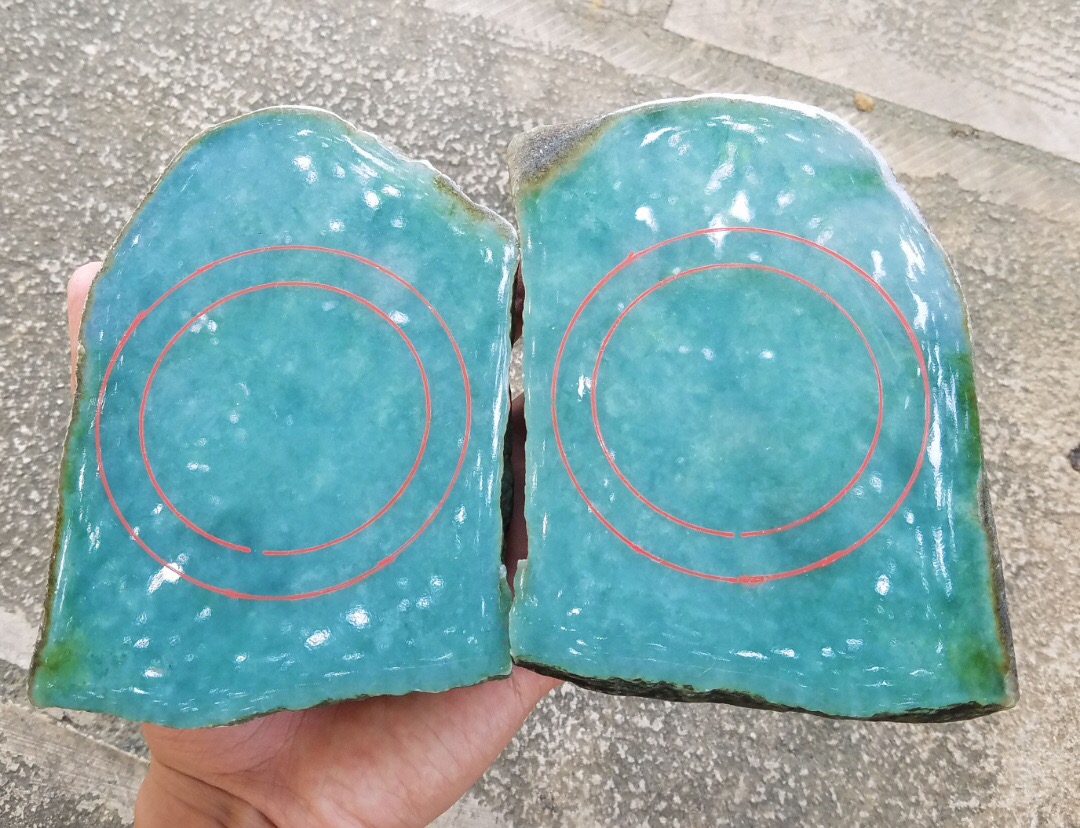 莫西沙改口手镯料1.55公斤糯冰底浓浓的苹果绿。底色特别的绿