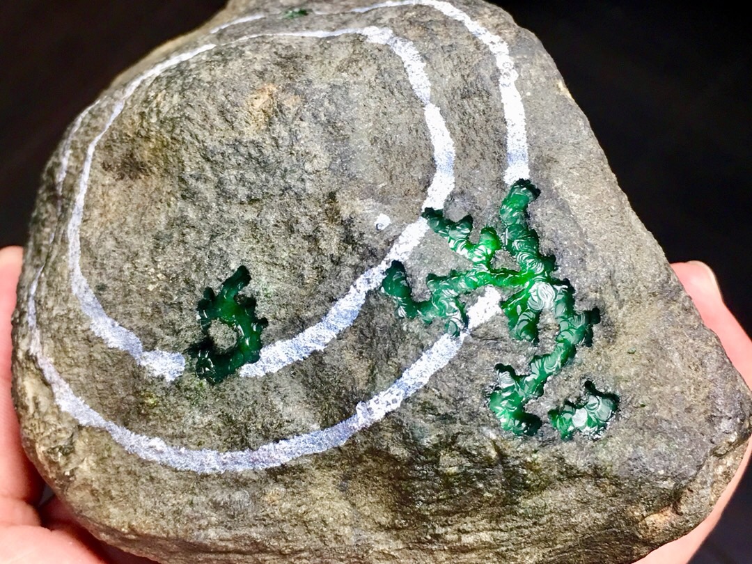 1.65公斤莫西沙开窗满色阳绿手镯料品相好多处开窗满色表现色