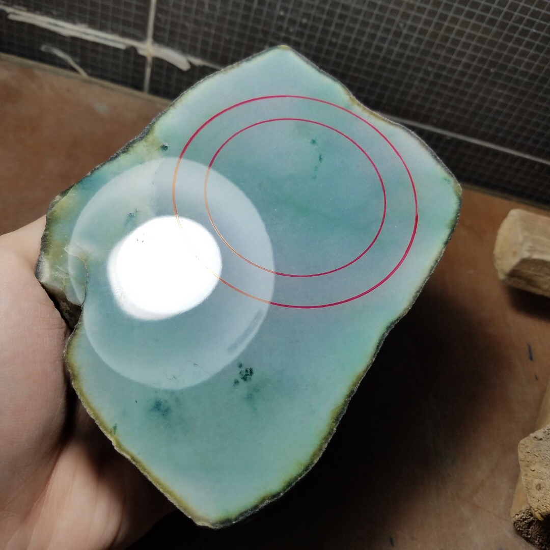 莫西沙改口明料2.55公斤。晴底色玉质自然光下发黑干净水润已