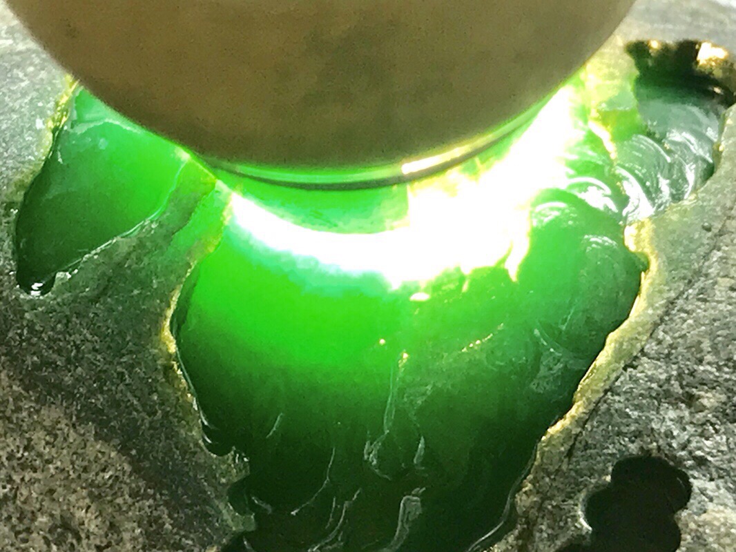 戒面料推荐1.45公斤莫西沙开窗满色手镯料品相好皮壳完整紧致