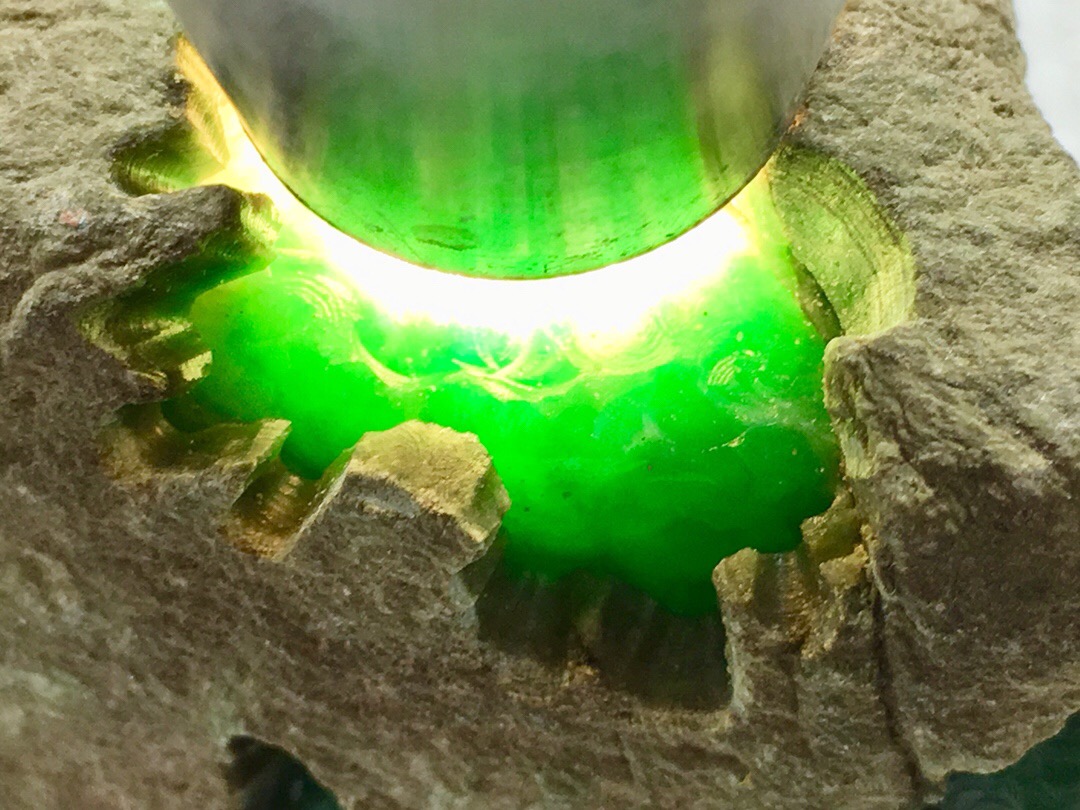 2.3公斤老坑莫西沙开窗满色戒面料品相好皮壳完整翻沙均匀细腻