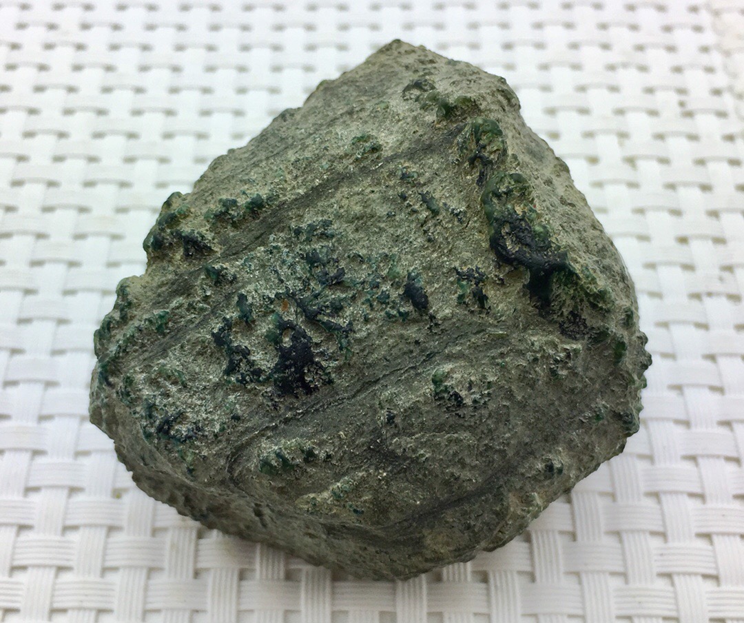 200克莫西沙全赌脱沙冰种墨翠精品料品相好完整紧致多处脱沙起