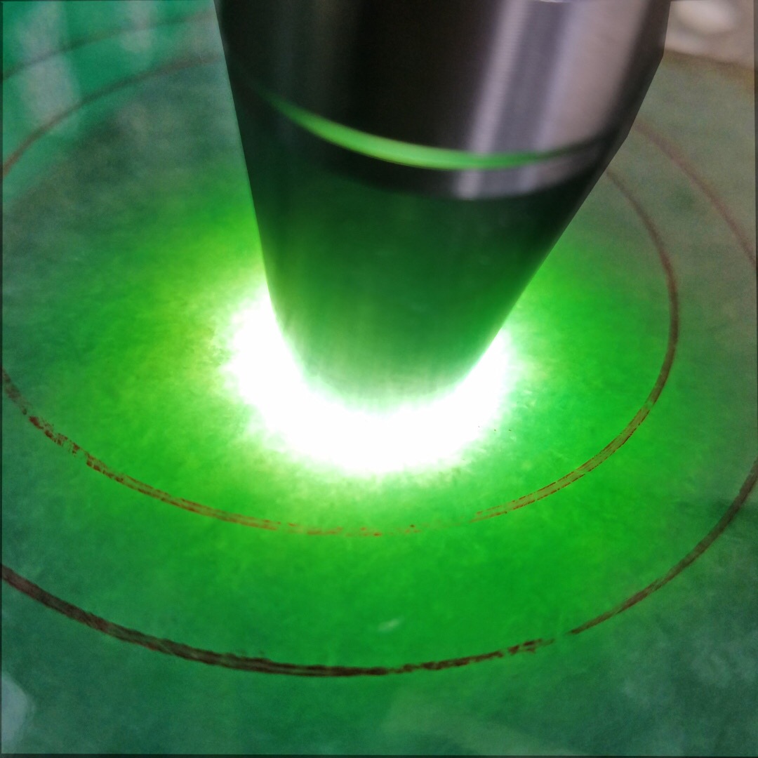 南奇改口手镯料2.65公斤糯冰底浓浓的苹果绿。底色特别的绿种