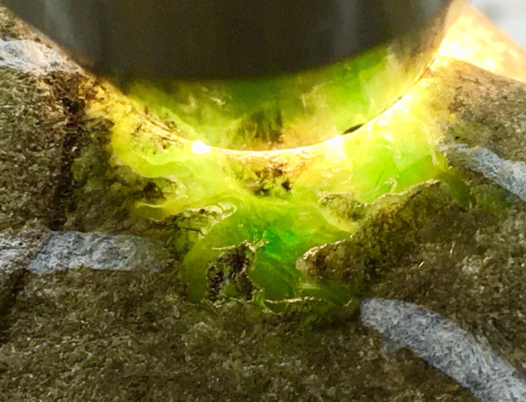 秒杀价5688得1.2公斤南齐开窗化冰底黄加绿手镯料品相好皮