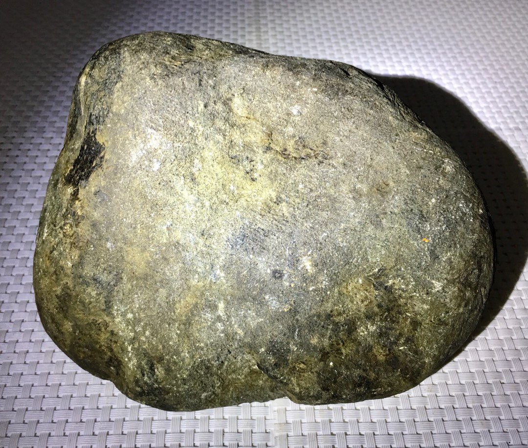 3.9公斤莫湾基开窗满色手镯料皮壳完整紧致品相好开窗满色表现