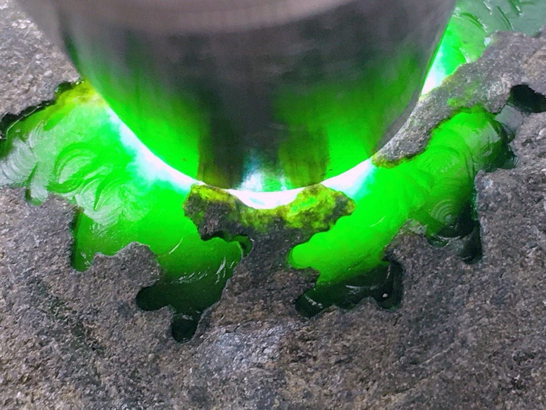 色料推荐1.95公斤莫西沙开窗满色手镯料皮壳完整紧致品相好色