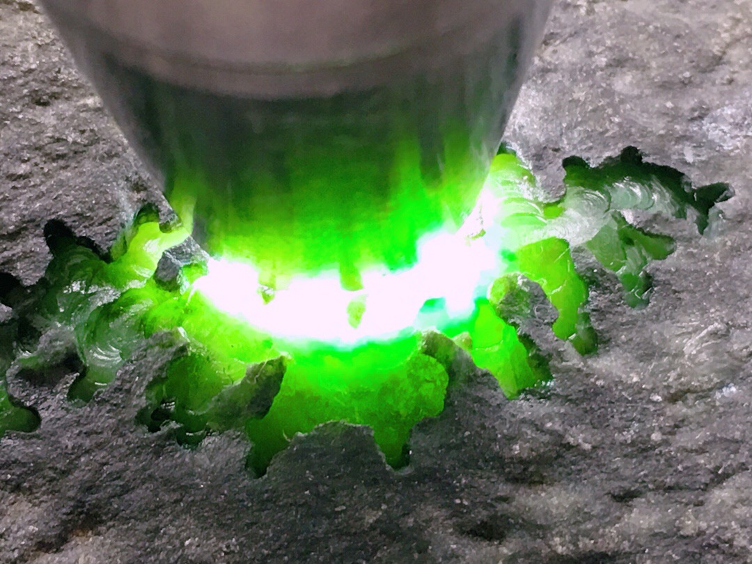 6.95公斤莫西沙开窗满色冰阳绿手镯料皮壳完整紧致品相好几乎