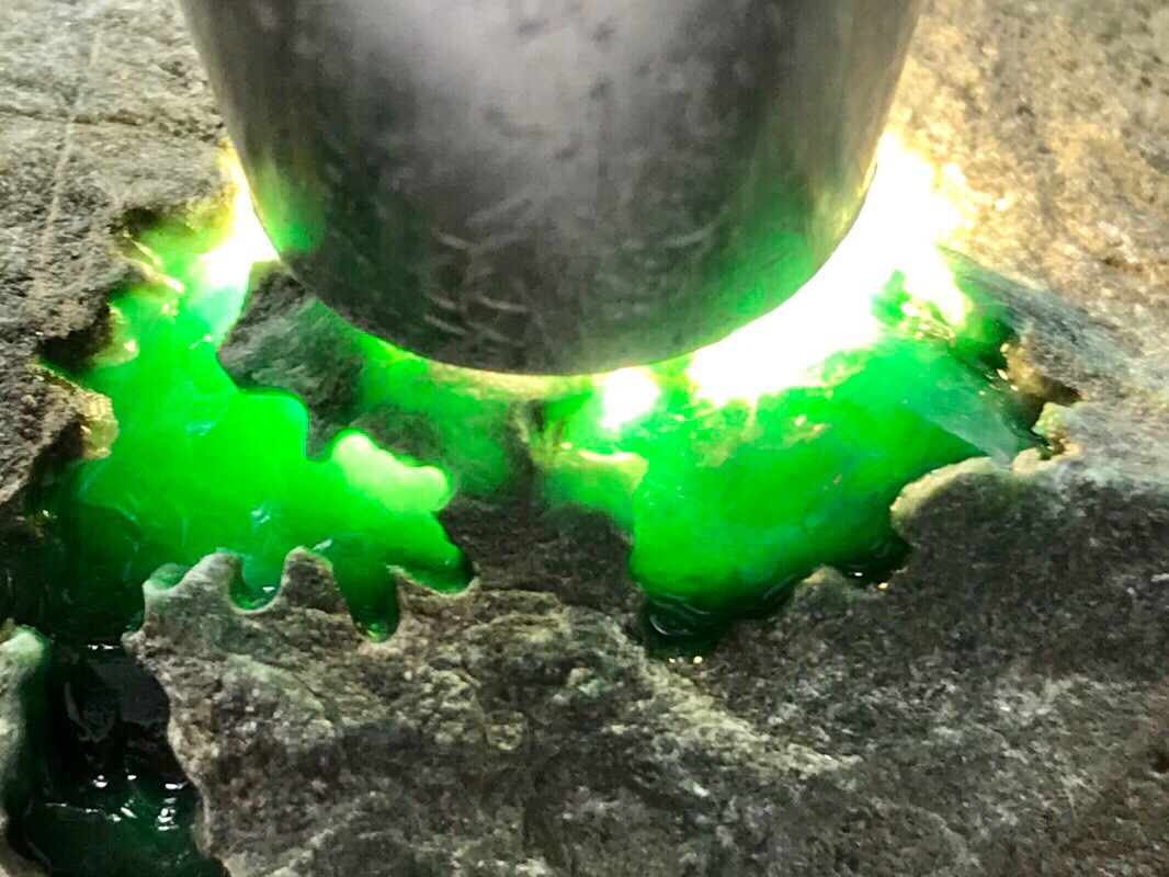 3公斤莫西沙开窗冰阳绿手镯料沿色带开窗满色表现色阳色辣种老水