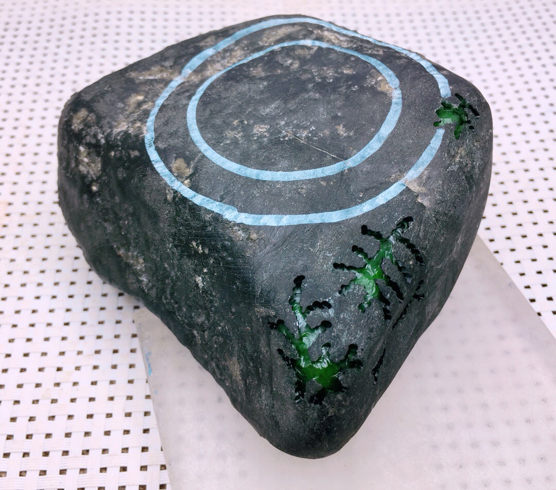 1.3公斤莫湾基蜡皮壳开窗满色手镯料沿色带大面积开窗开窗满色
