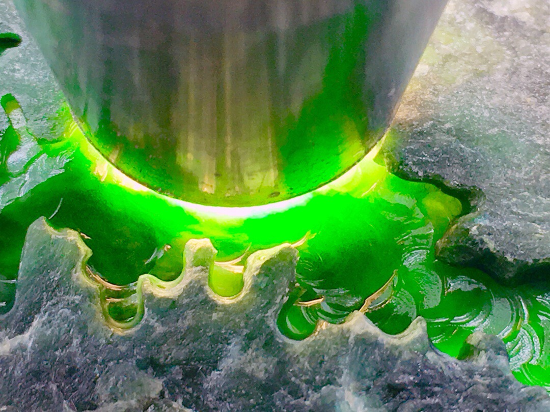 2.7公斤莫西沙开窗满色手镯料全身多处开窗满色表现色阳色辣种