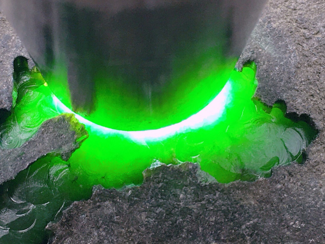 色料推荐1.95公斤莫西沙开窗满色手镯料皮壳完整紧致品相好色