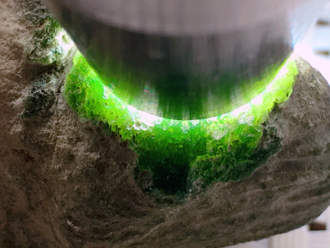 250克莫西沙极品墨翠擦口品质货整体品相十分完美皮壳完整紧致