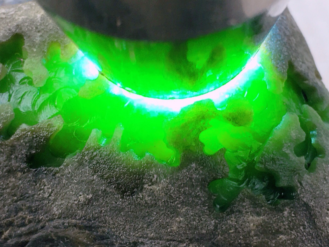 满色推荐3公斤老坑南齐开窗满色冰阳绿满色手镯料色带缠绕开窗满