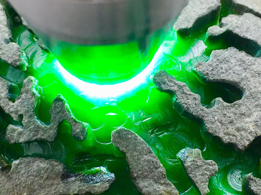 4.1公斤莫西沙开窗满色阳绿手镯料翻沙均匀细腻皮壳完整品相十