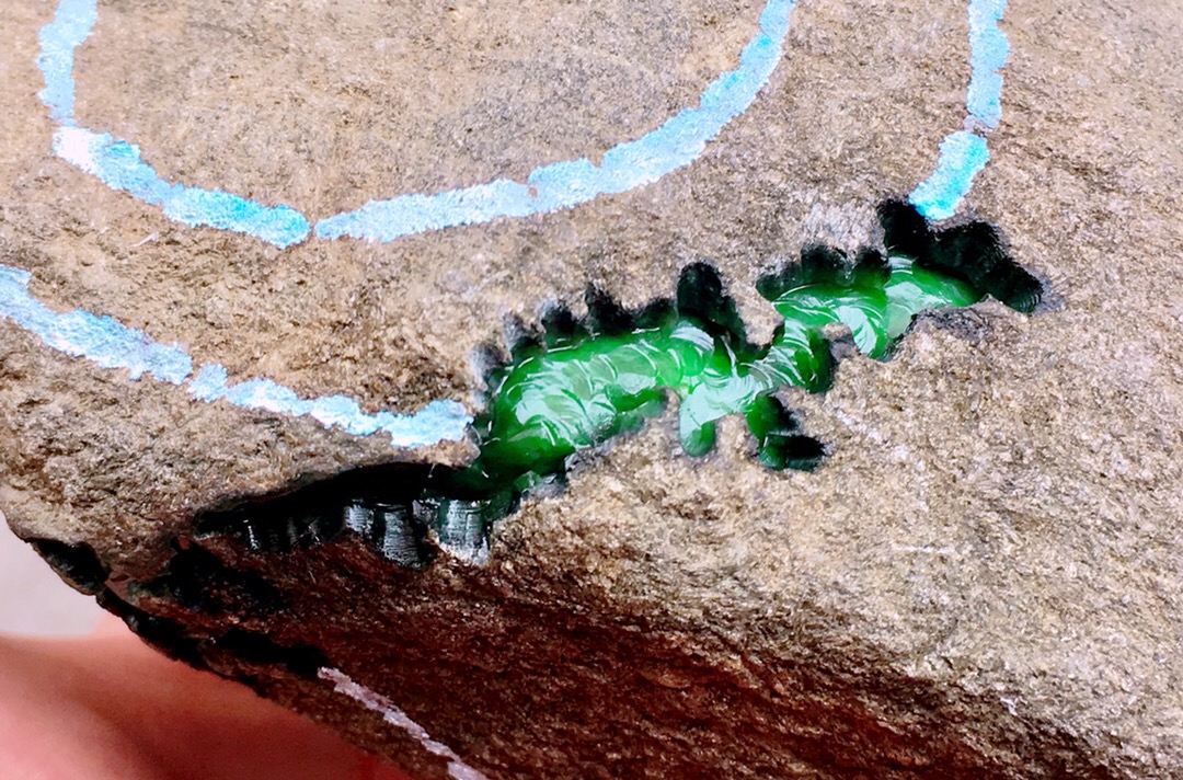 秒杀价5999得2.15公斤莫西沙色带开窗满色手镯料翻沙均匀