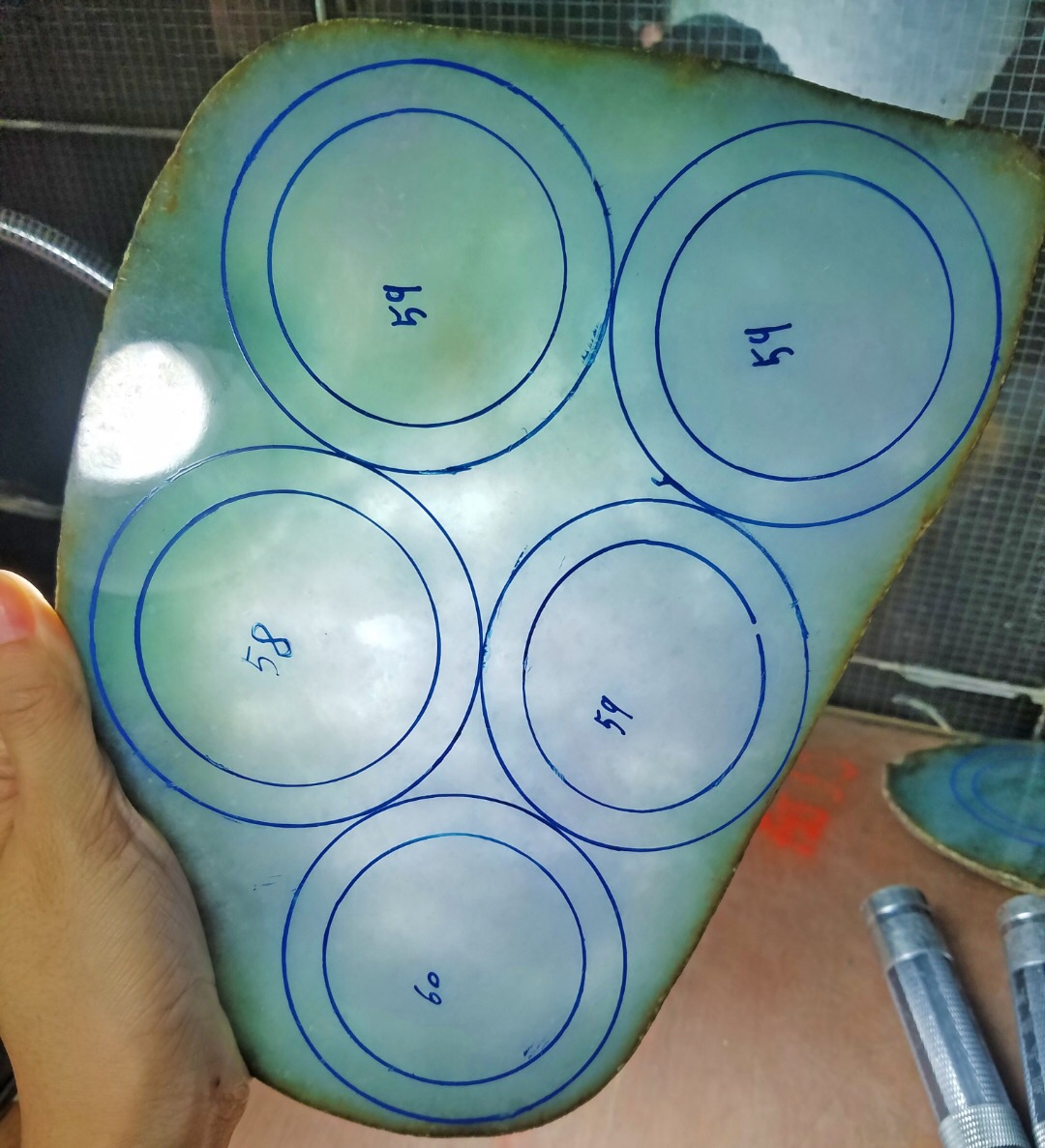 上新秒杀价8880得莫西沙手镯片料1.58公斤带淡紫色 玉质