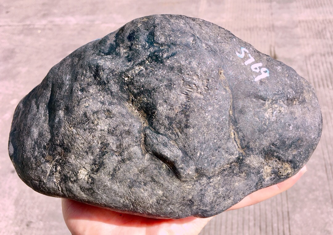 5公斤 23-13-12cm 莫湾基开窗满色手镯料 皮壳完整