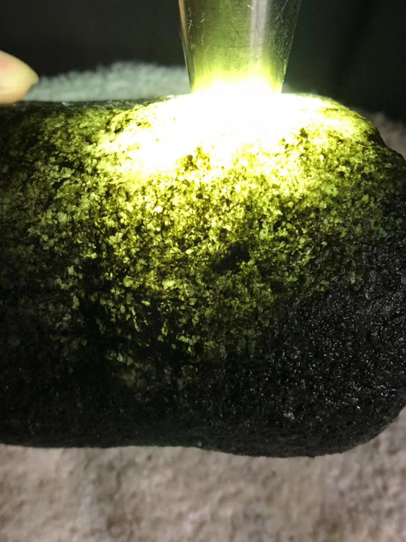 ZF863莫西沙全赌手镯料皮壳紧实水头超长打灯通透全身裂纹屈