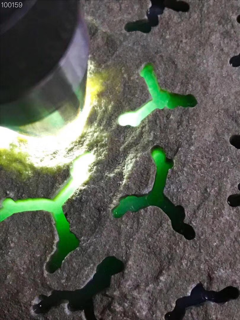 ZF729南齐开窗飘花手镯料手镯位置已经开出来了牌子多多看懂