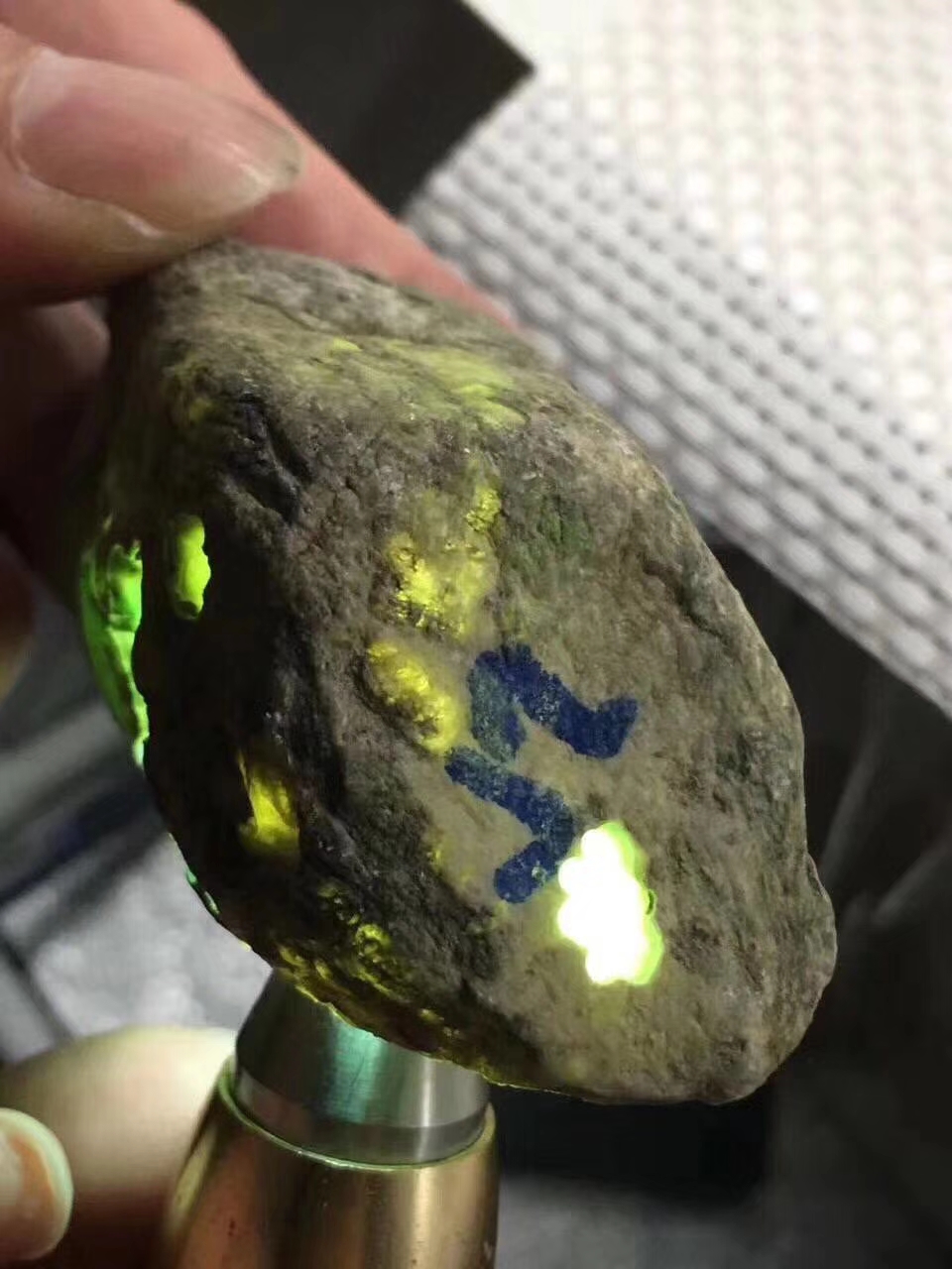 ZF863莫西沙全赌手镯料皮壳紧实水头超长打灯通透全身裂纹屈