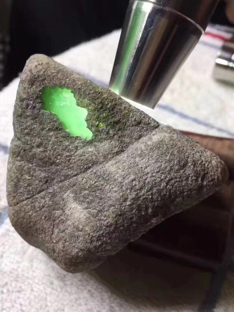 J-163莫西沙开窗飘花挂件料468克尺寸！糯冰晴底飘色花喜