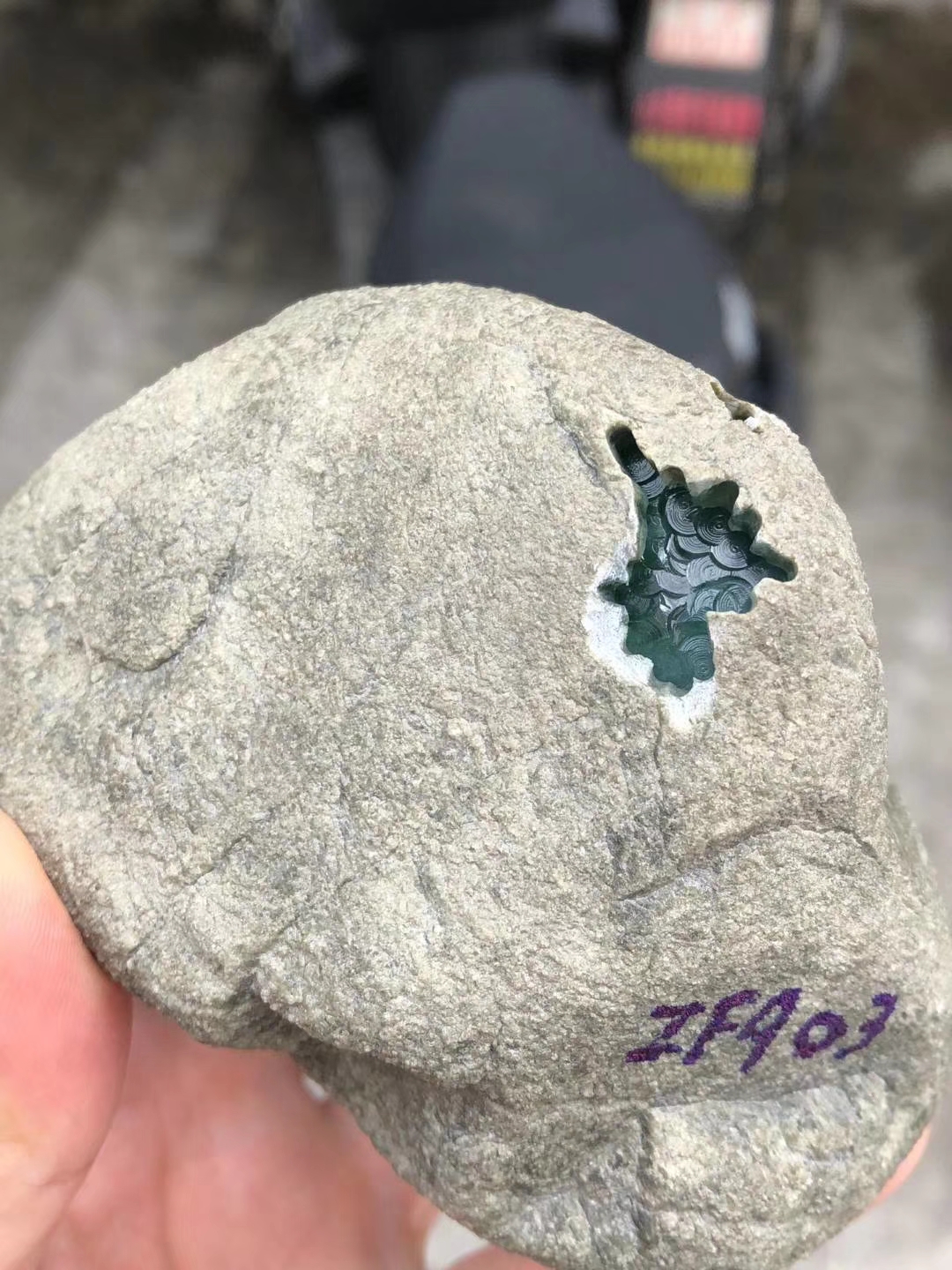 ZF903莫西沙开窗冰飘色品相完整皮壳紧凑开窗处自然光下发黑