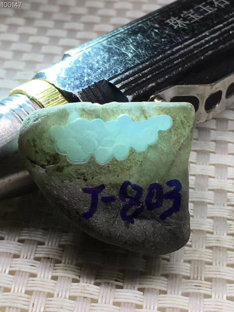 J-803后江小冰料飘一点点花玉质十分的细腻打灯有荧光自然光