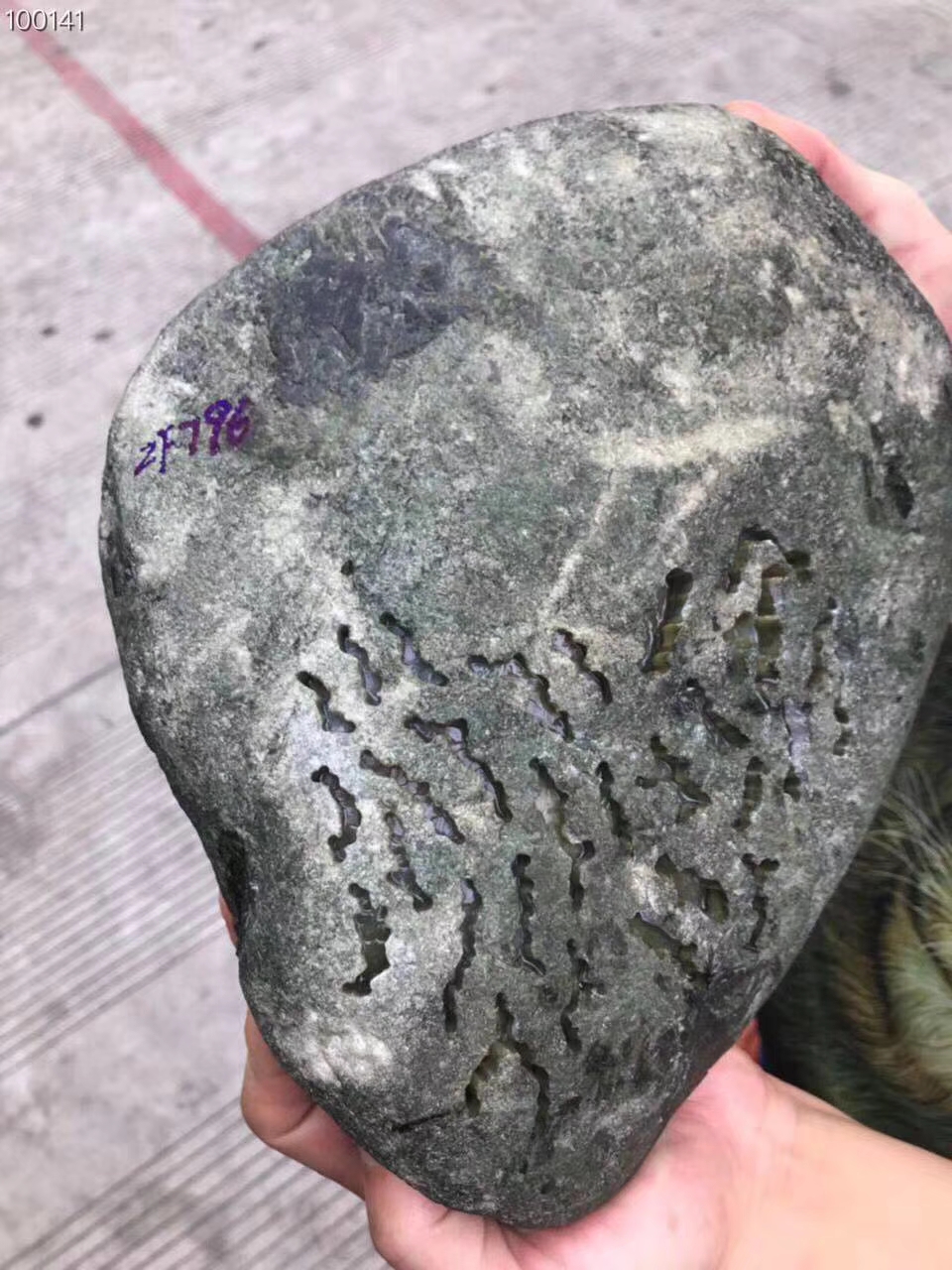 ZF796南齐开窗冰黄手镯料大面积开窗已有手镯位置全身完整裂