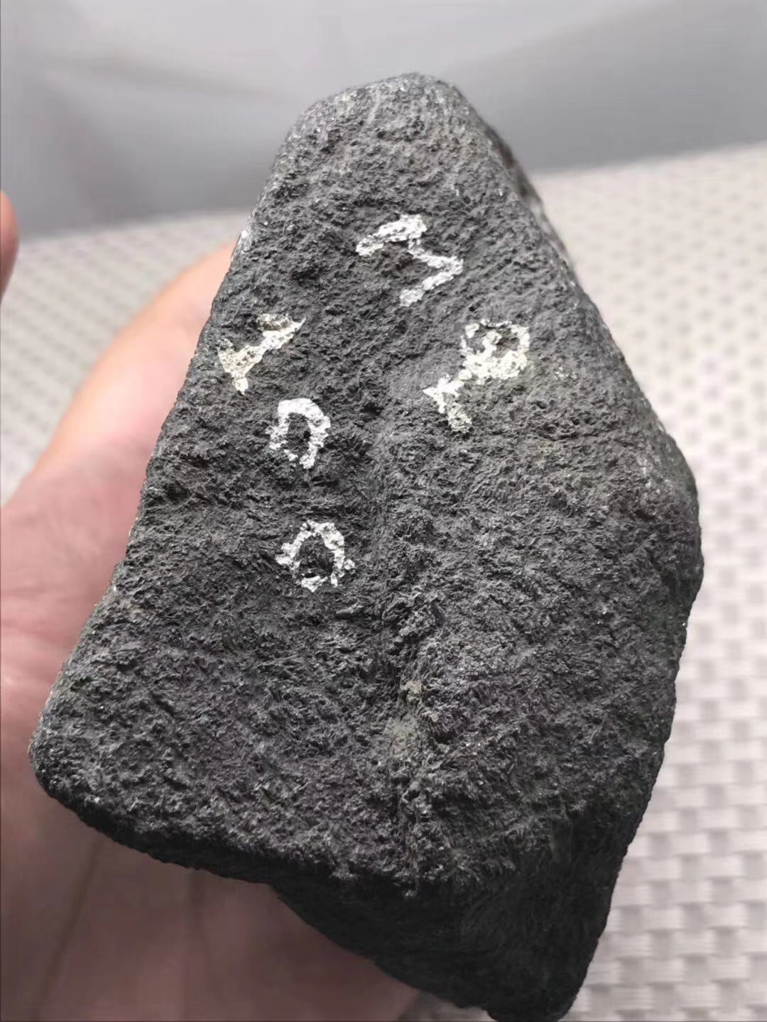 ZF713莫西沙开窗色料皮壳相当紧凑开窗位置已见牌子可赌手镯