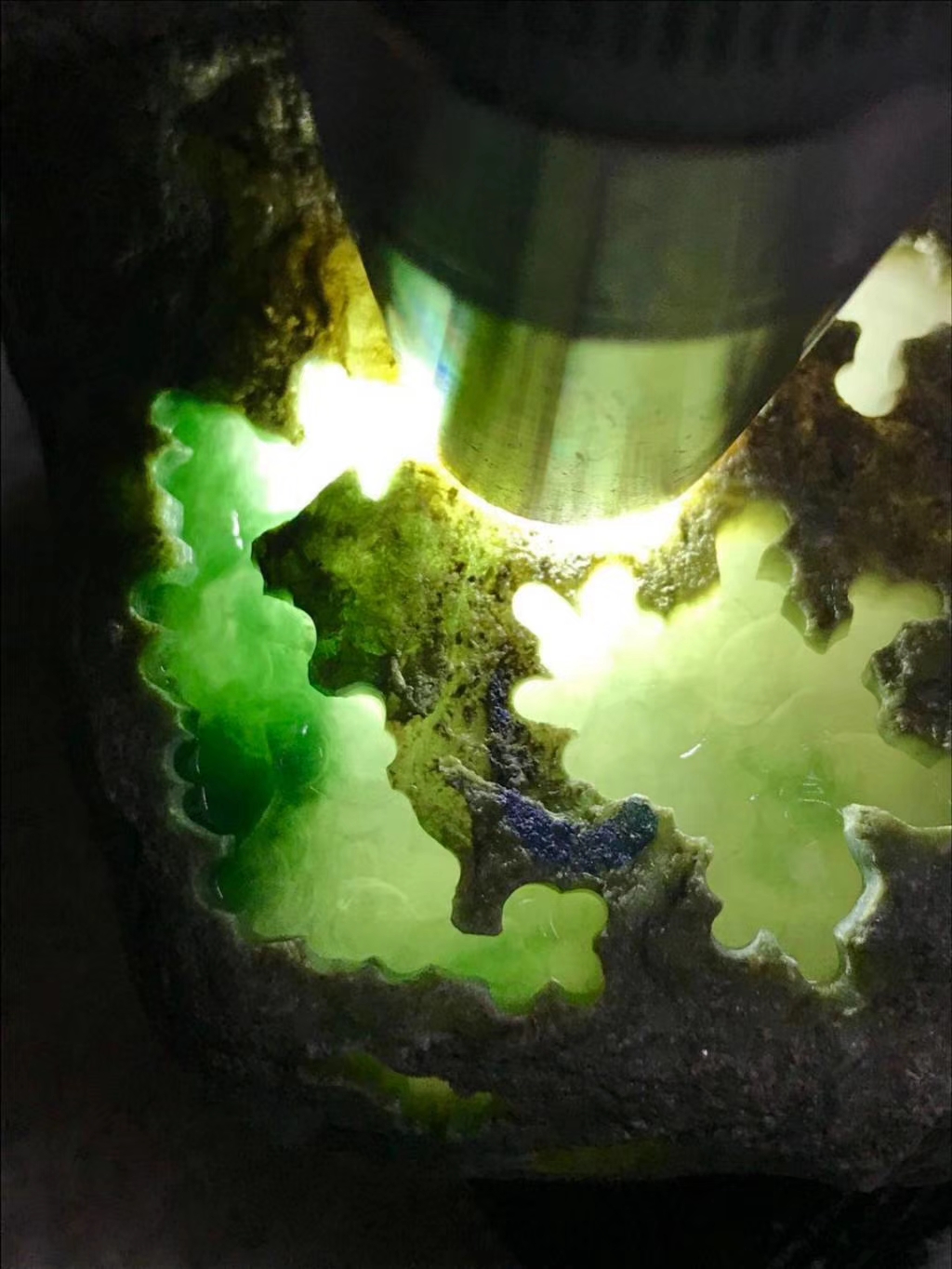 ZF699南齐开窗糯冰飘花牌子料开窗处挂件已经看到348克继