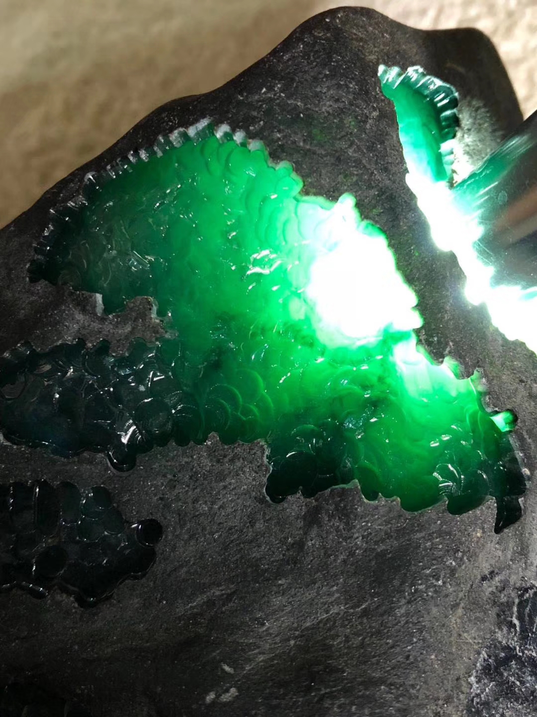 ZF918莫弯基开窗手镯料冰种飘蓝花！自然光下全身发黑皮壳翻