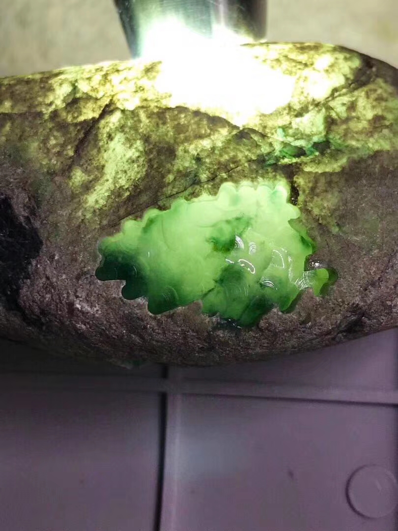 ZF660后江冰飘花冰感十足打灯通透裂纹极少点点绿花点缀美如