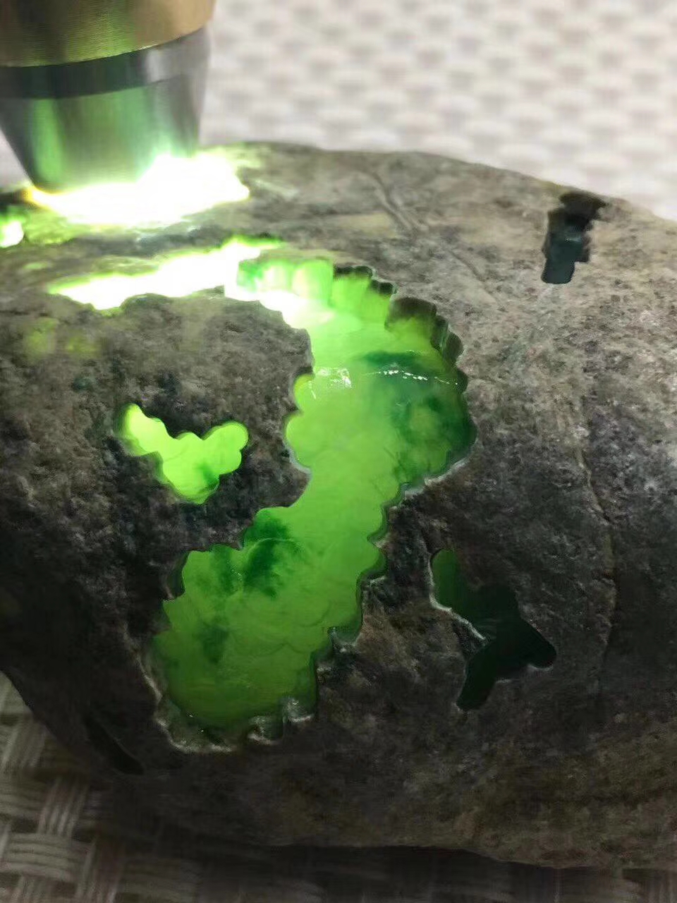 J-863莫西沙开窗冰种飘阳绿挂件料重量243克