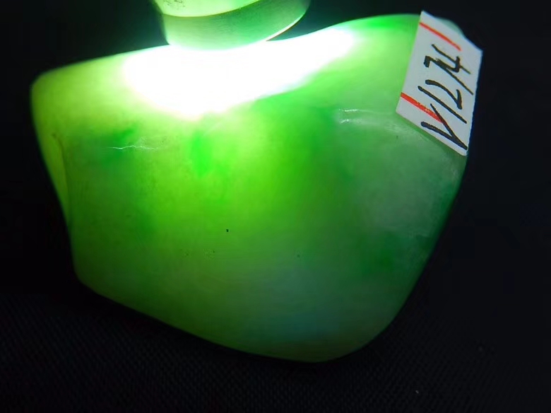 秒杀价888得V1274飘绿料子种老水头好绿色鲜艳最大尺寸重