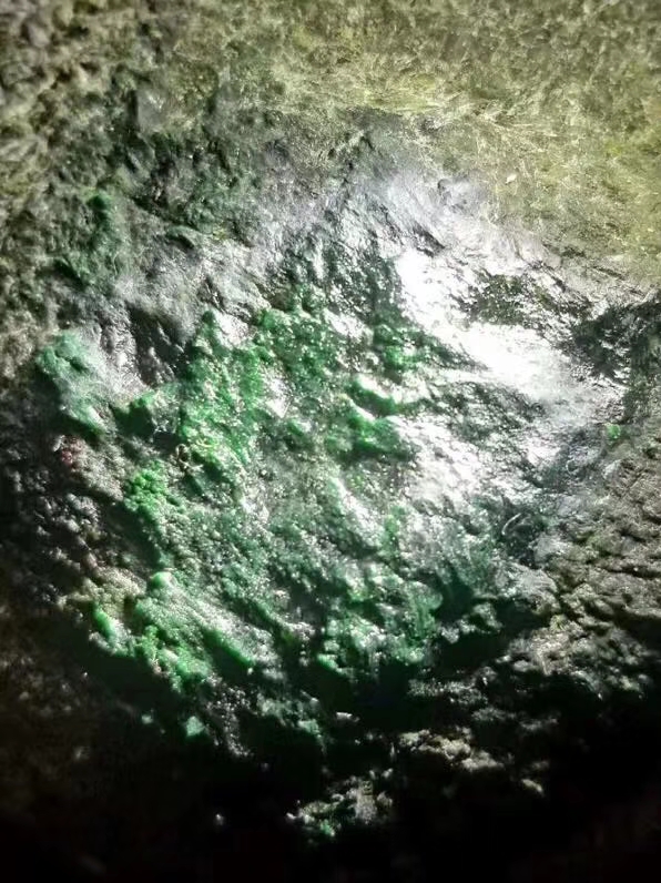 特价3988秒杀得猛料3.1公斤老坑莫西沙全赌色料来一坨灯打