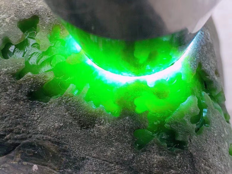 3公斤老坑南齐开窗满色冰阳绿色带手镯料色带缠绕开窗满色色阳色