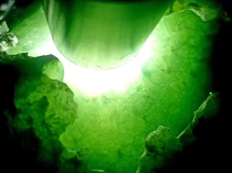 特价2888秒杀得猛料1.3公斤老坑莫西沙开口手镯料料子开口