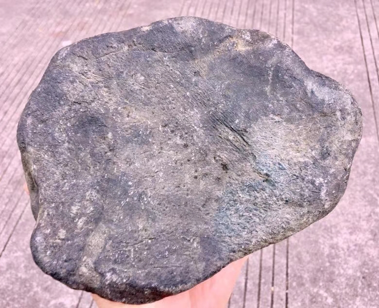 6.95公斤莫西沙开窗满色冰阳绿手镯料皮壳完整紧致品相好几乎