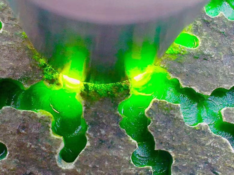 350克南齐开窗满色挂件大牌料皮壳完整紧致品相好一面大面积开