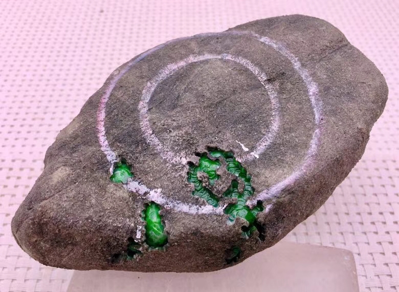 1.5公斤莫西沙开窗满色手镯料皮壳完整紧致品相好翻砂均匀细腻