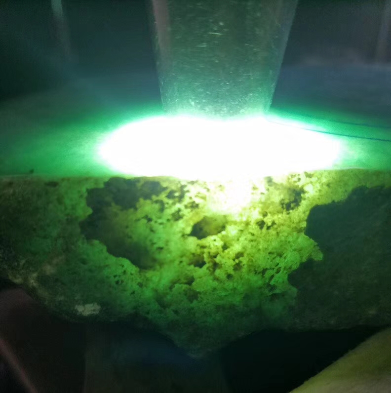 秒杀价6588得南奇精品改口手镯料1.02公斤糯冰底苹果绿色