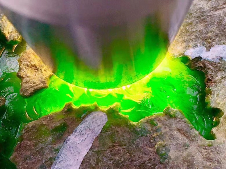 750克莫西沙开窗满色冰阳绿手镯料老坑莫西沙皮壳完整紧致品相